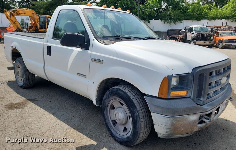 image for item LX9640 2005 Ford F250 Super Duty XL  pickup truck