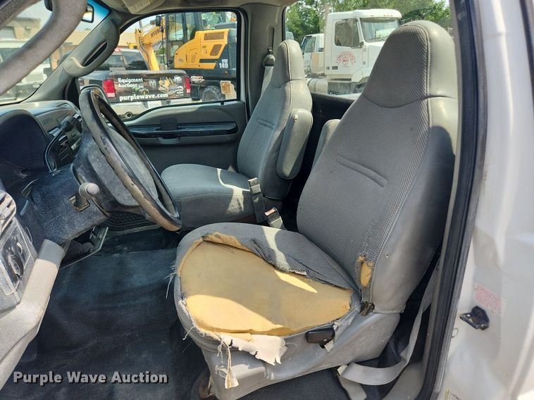 image for item LX9640 2005 Ford F250 Super Duty XL  pickup truck