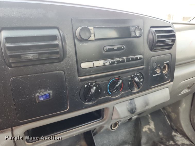 image for item LX9640 2005 Ford F250 Super Duty XL  pickup truck