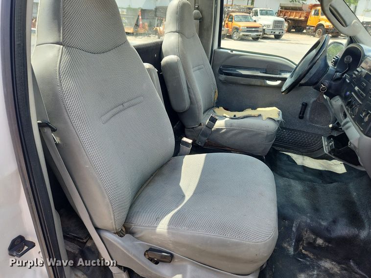 image for item LX9640 2005 Ford F250 Super Duty XL  pickup truck