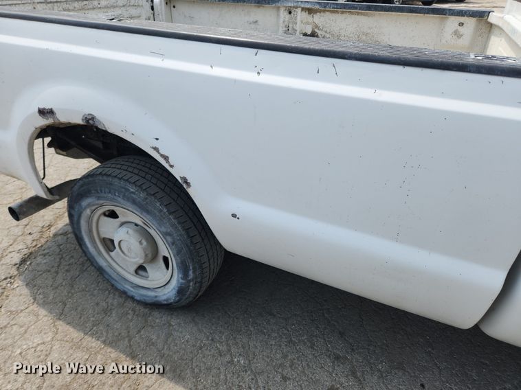 image for item LX9640 2005 Ford F250 Super Duty XL  pickup truck