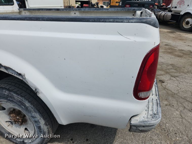 image for item LX9640 2005 Ford F250 Super Duty XL  pickup truck