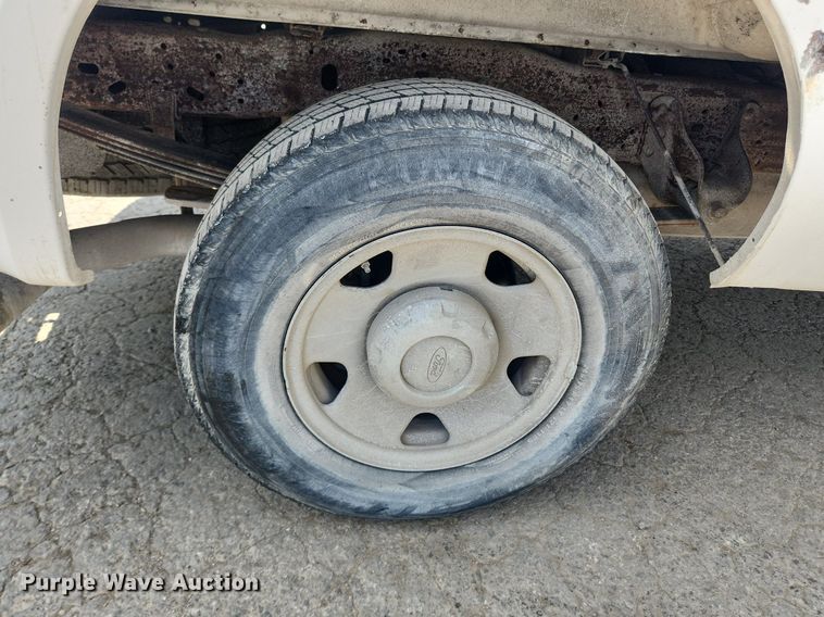 image for item LX9640 2005 Ford F250 Super Duty XL  pickup truck