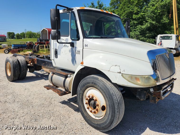 image for item LX9678 2003 International 4300  truck cab and chassis