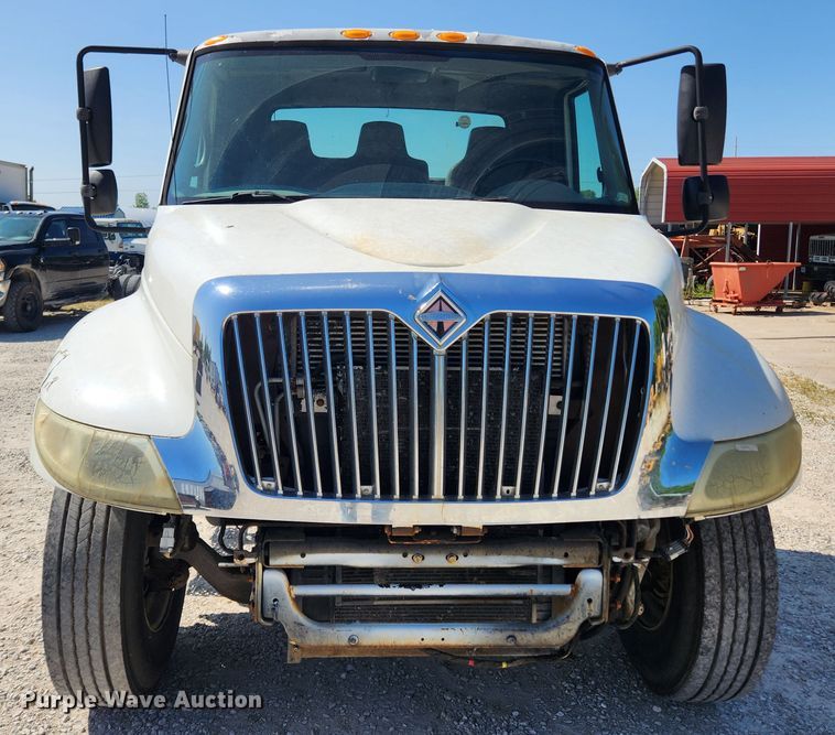 image for item LX9678 2003 International 4300  truck cab and chassis