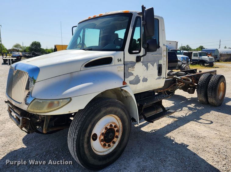 image for item LX9678 2003 International 4300  truck cab and chassis