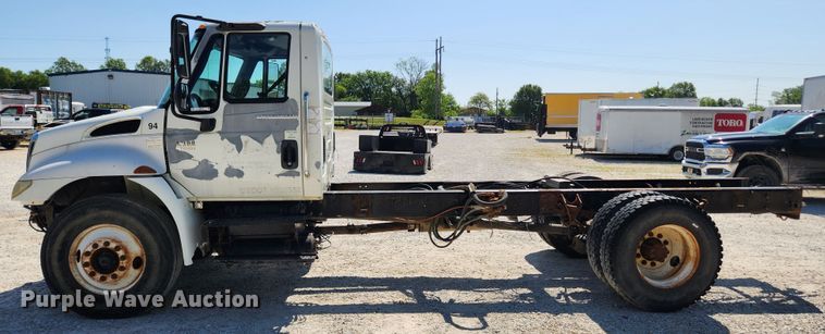 image for item LX9678 2003 International 4300  truck cab and chassis
