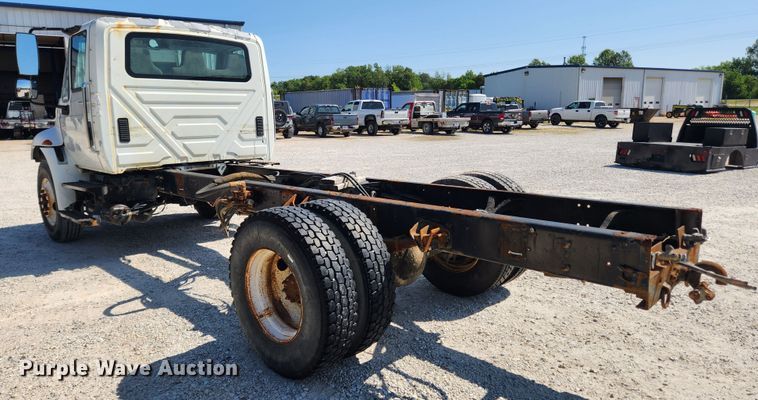 image for item LX9678 2003 International 4300  truck cab and chassis