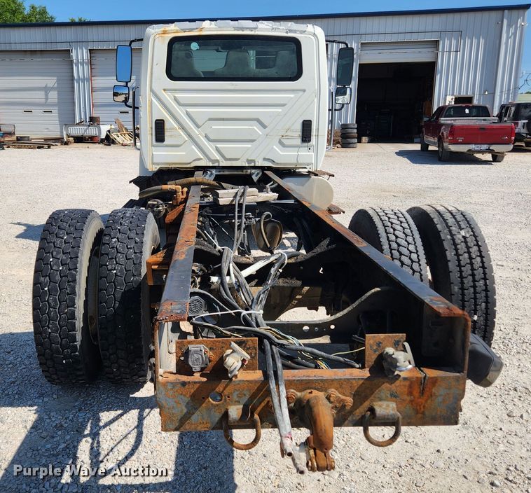 image for item LX9678 2003 International 4300  truck cab and chassis