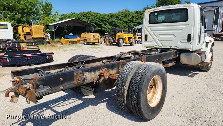 image for item LX9678 2003 International 4300  truck cab and chassis