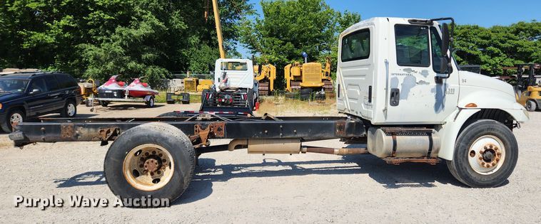 image for item LX9678 2003 International 4300  truck cab and chassis