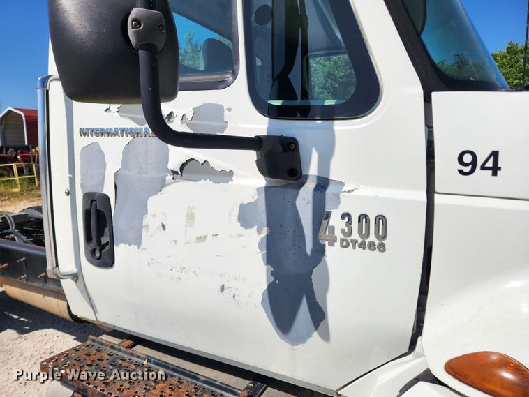 image for item LX9678 2003 International 4300  truck cab and chassis