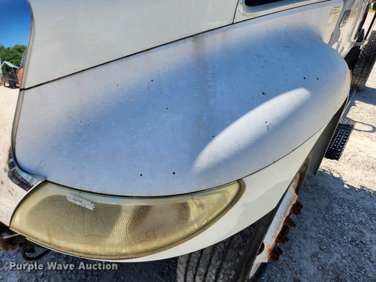 image for item LX9678 2003 International 4300  truck cab and chassis