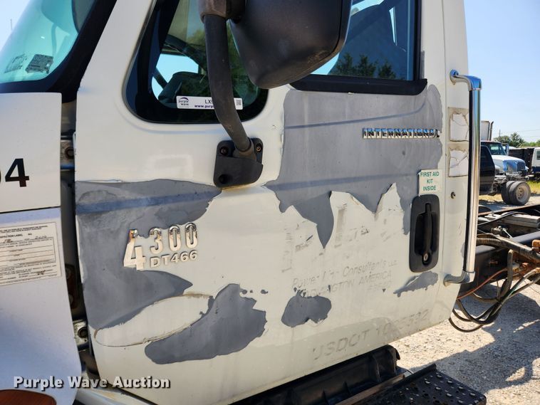 image for item LX9678 2003 International 4300  truck cab and chassis