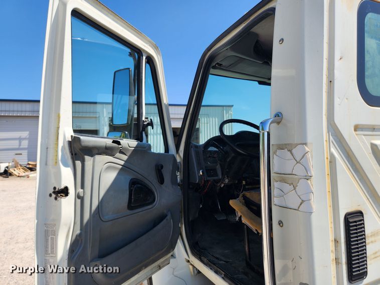 image for item LX9678 2003 International 4300  truck cab and chassis