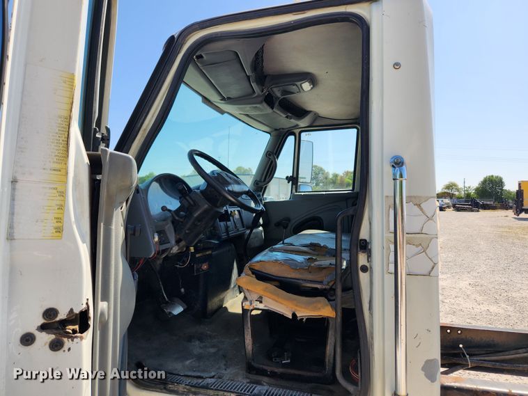 image for item LX9678 2003 International 4300  truck cab and chassis