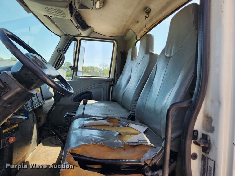 image for item LX9678 2003 International 4300  truck cab and chassis