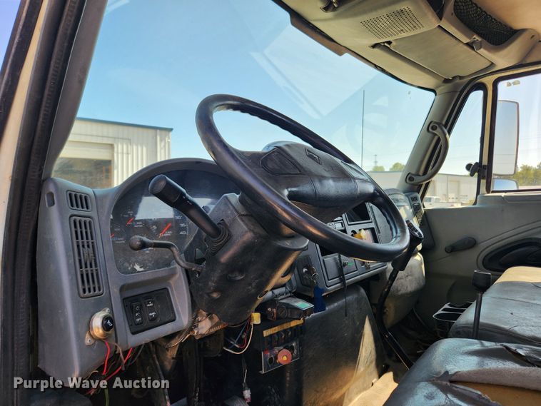 image for item LX9678 2003 International 4300  truck cab and chassis