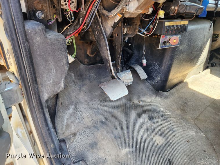 image for item LX9678 2003 International 4300  truck cab and chassis