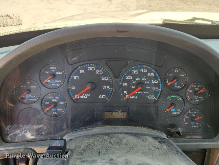 image for item LX9678 2003 International 4300  truck cab and chassis