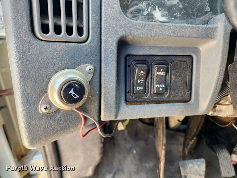 image for item LX9678 2003 International 4300  truck cab and chassis