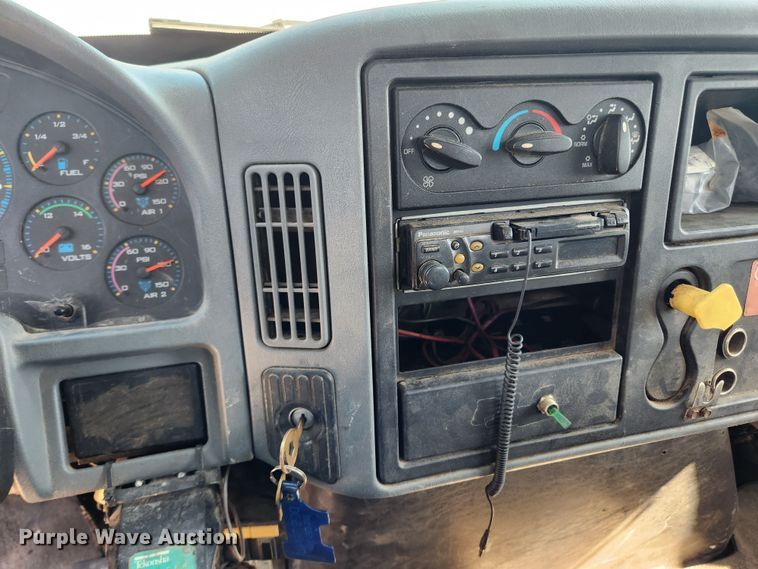 image for item LX9678 2003 International 4300  truck cab and chassis