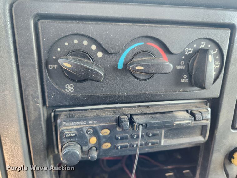 image for item LX9678 2003 International 4300  truck cab and chassis