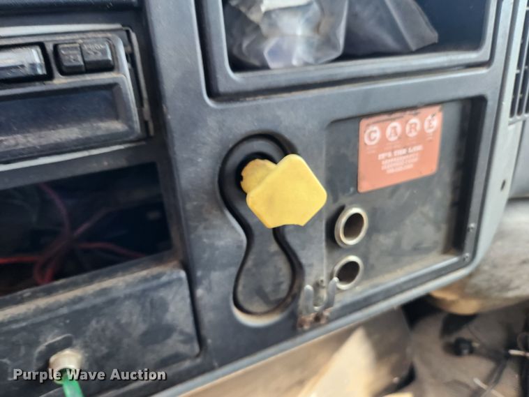 image for item LX9678 2003 International 4300  truck cab and chassis