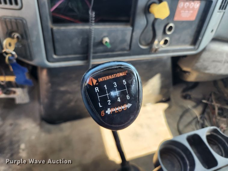 image for item LX9678 2003 International 4300  truck cab and chassis