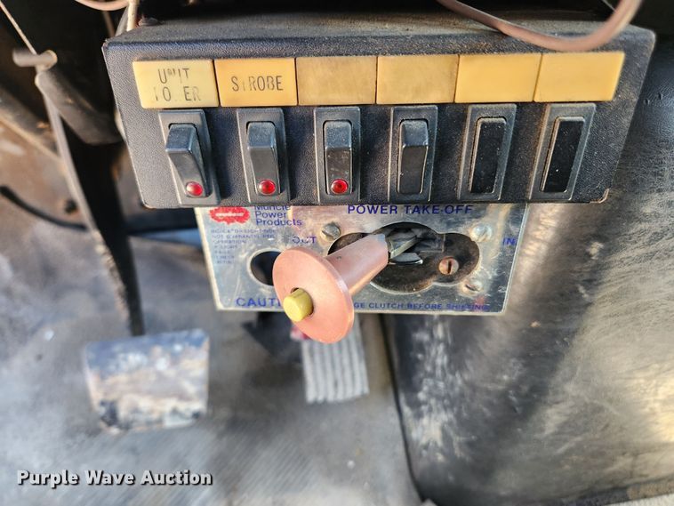 image for item LX9678 2003 International 4300  truck cab and chassis