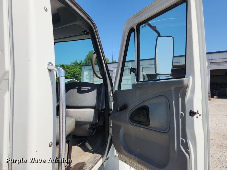 image for item LX9678 2003 International 4300  truck cab and chassis