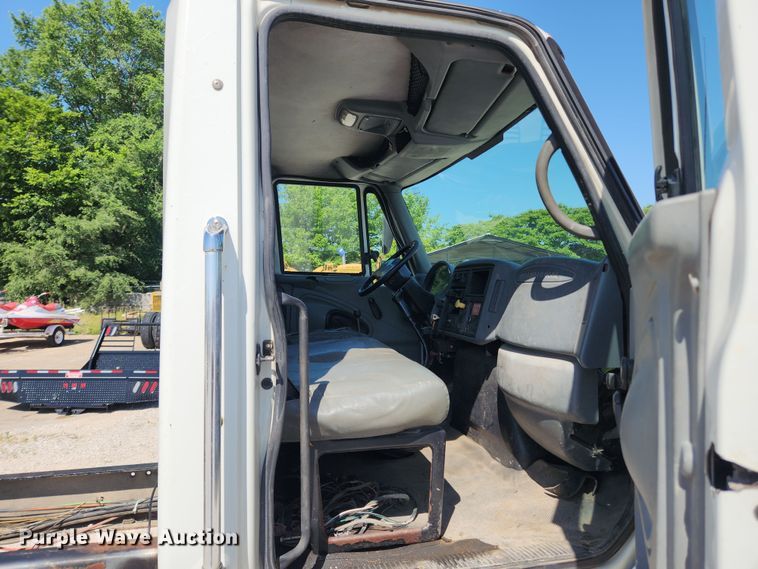 image for item LX9678 2003 International 4300  truck cab and chassis