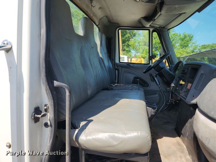 image for item LX9678 2003 International 4300  truck cab and chassis