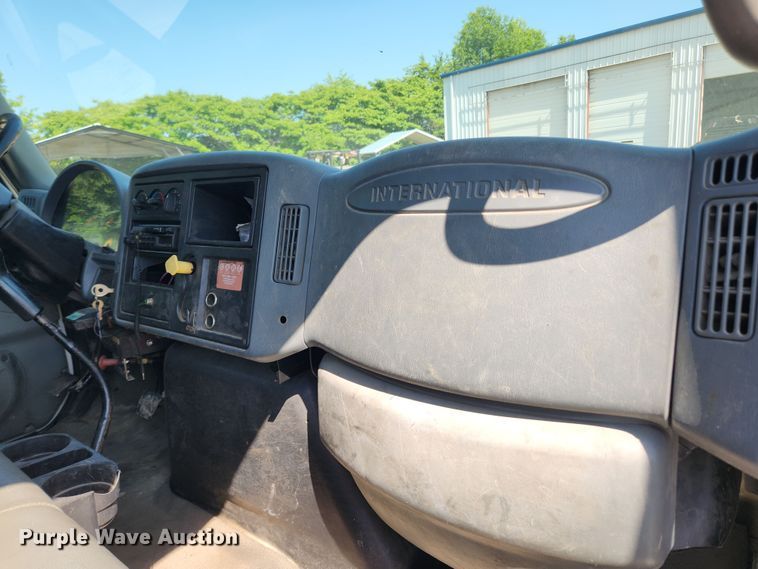 image for item LX9678 2003 International 4300  truck cab and chassis