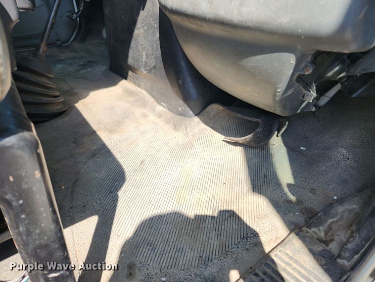 image for item LX9678 2003 International 4300  truck cab and chassis