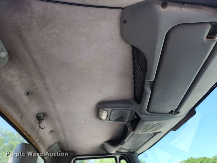 image for item LX9678 2003 International 4300  truck cab and chassis