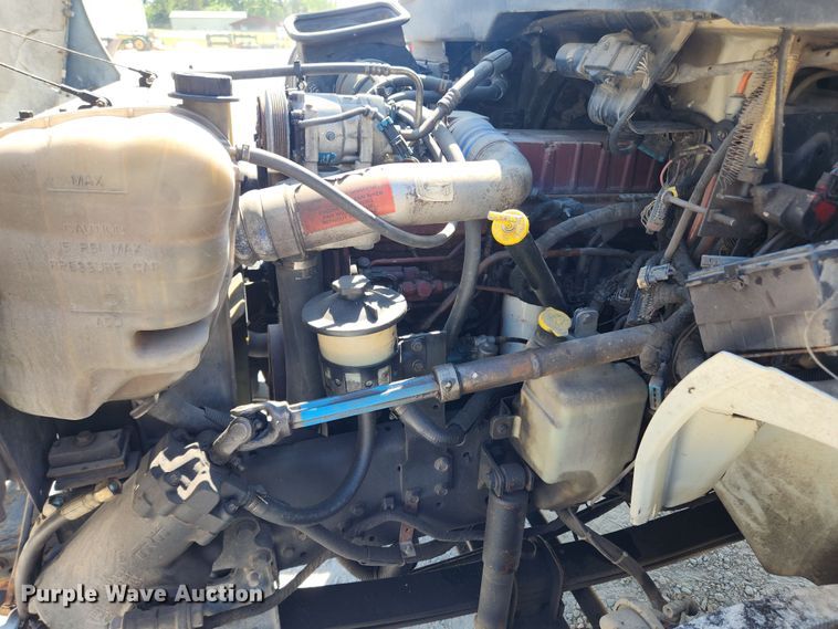 image for item LX9678 2003 International 4300  truck cab and chassis