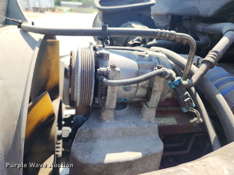 image for item LX9678 2003 International 4300  truck cab and chassis