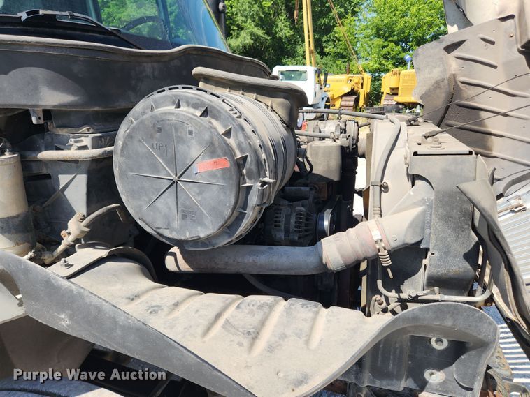 image for item LX9678 2003 International 4300  truck cab and chassis