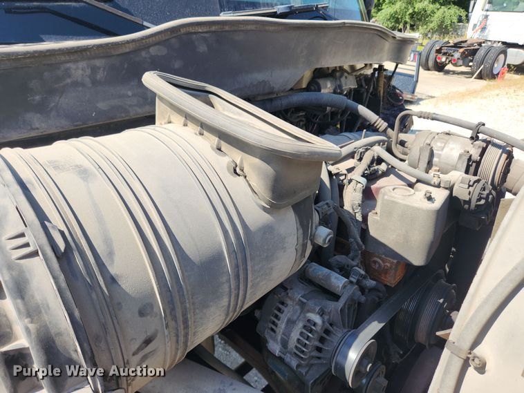 image for item LX9678 2003 International 4300  truck cab and chassis