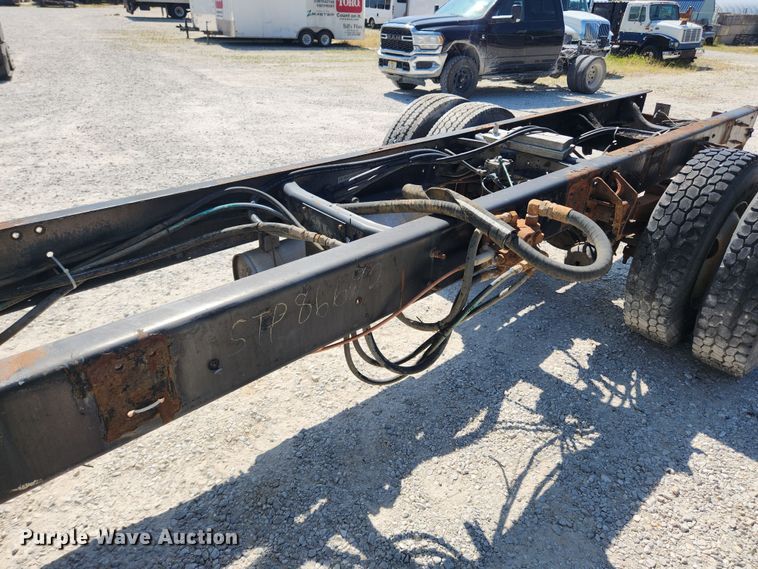 image for item LX9678 2003 International 4300  truck cab and chassis