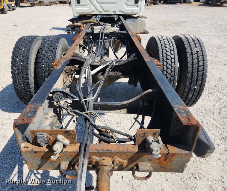 image for item LX9678 2003 International 4300  truck cab and chassis