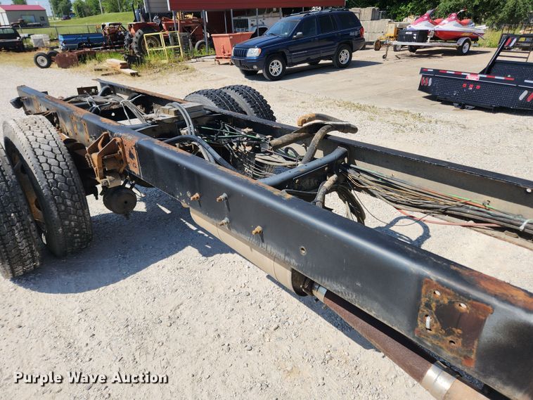 image for item LX9678 2003 International 4300  truck cab and chassis