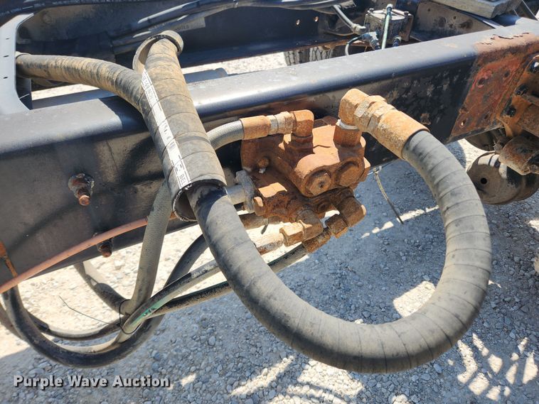 image for item LX9678 2003 International 4300  truck cab and chassis