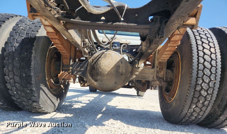 image for item LX9678 2003 International 4300  truck cab and chassis