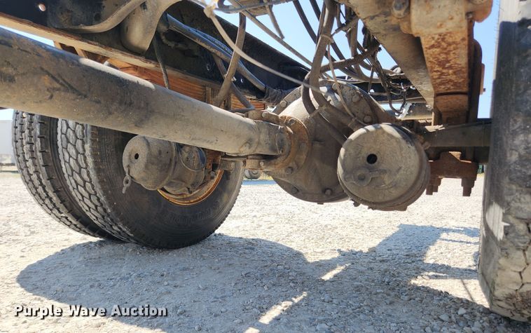 image for item LX9678 2003 International 4300  truck cab and chassis