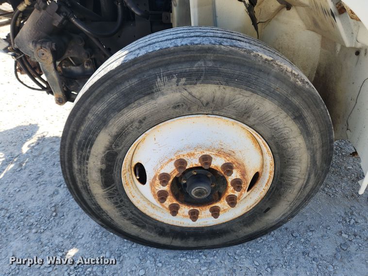 image for item LX9678 2003 International 4300  truck cab and chassis