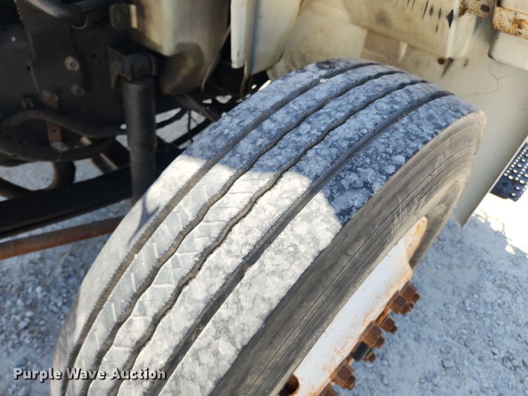 image for item LX9678 2003 International 4300  truck cab and chassis