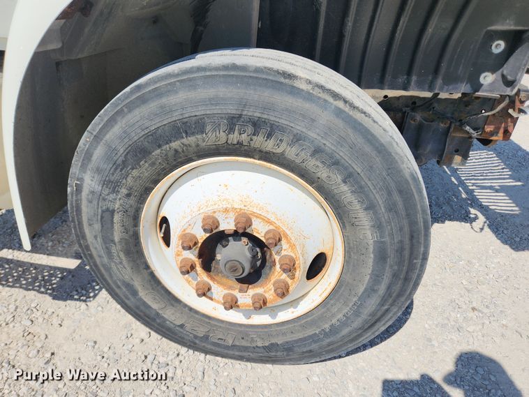 image for item LX9678 2003 International 4300  truck cab and chassis