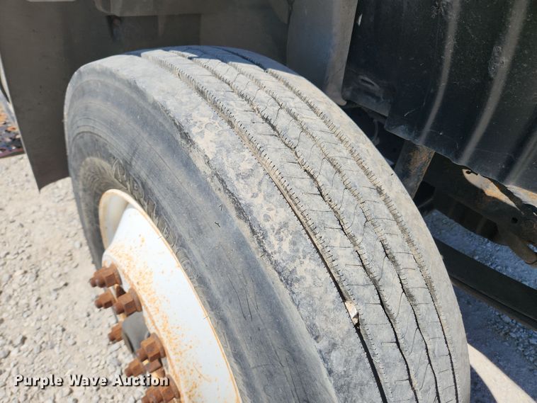 image for item LX9678 2003 International 4300  truck cab and chassis